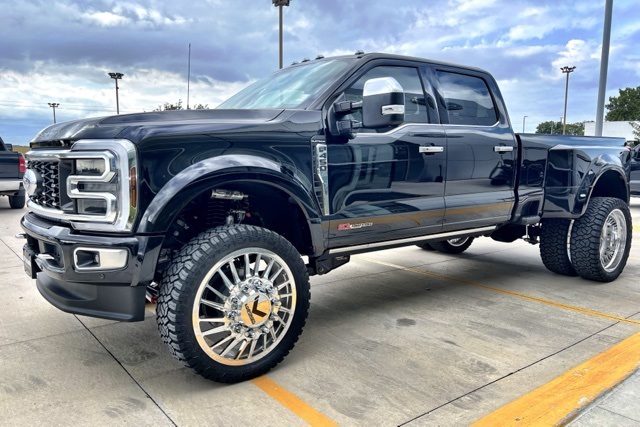 2025 Ford F-450 Platinum photo 3