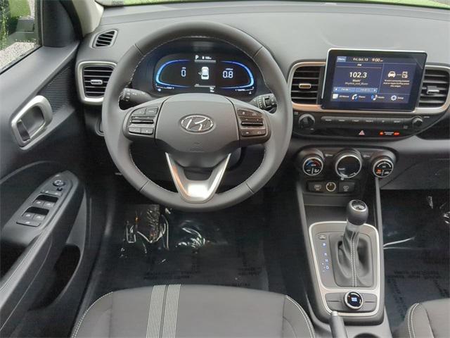 2025 Hyundai Venue SEL photo 16