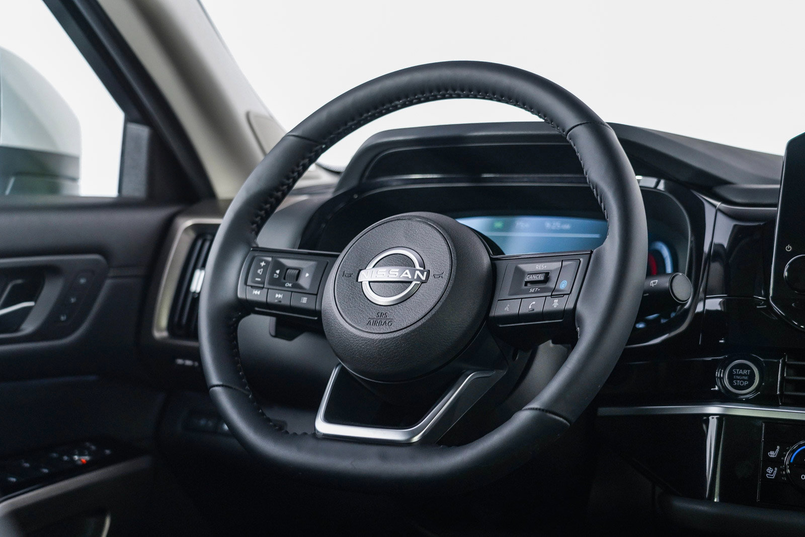 2025 Nissan Pathfinder Platinum photo 17