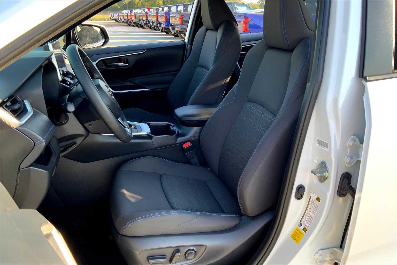 2024 Toyota RAV4 Hybrid SE photo 7