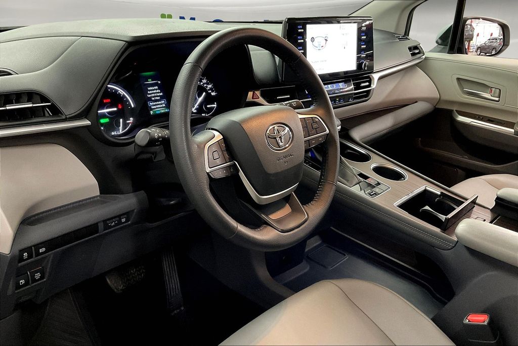 2021 Toyota Sienna XLE photo 13
