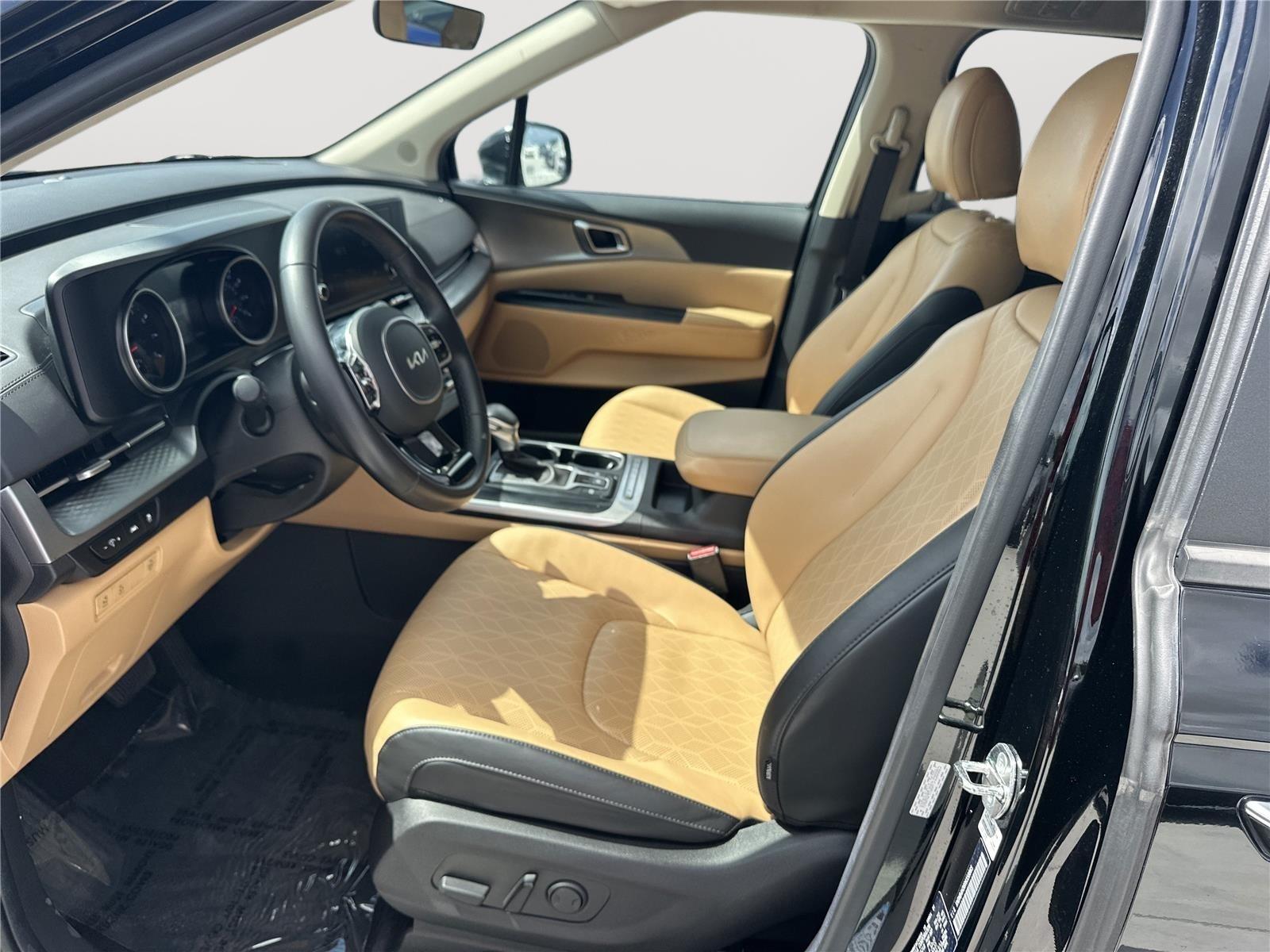 2024 Kia Carnival LX photo 6