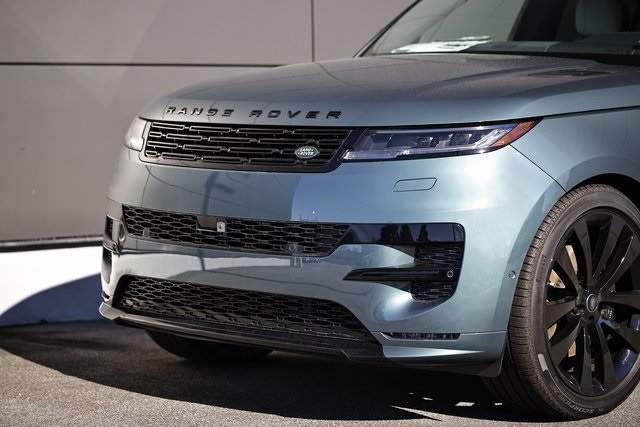 2025 Land Rover Range Rover Sport SE photo 2