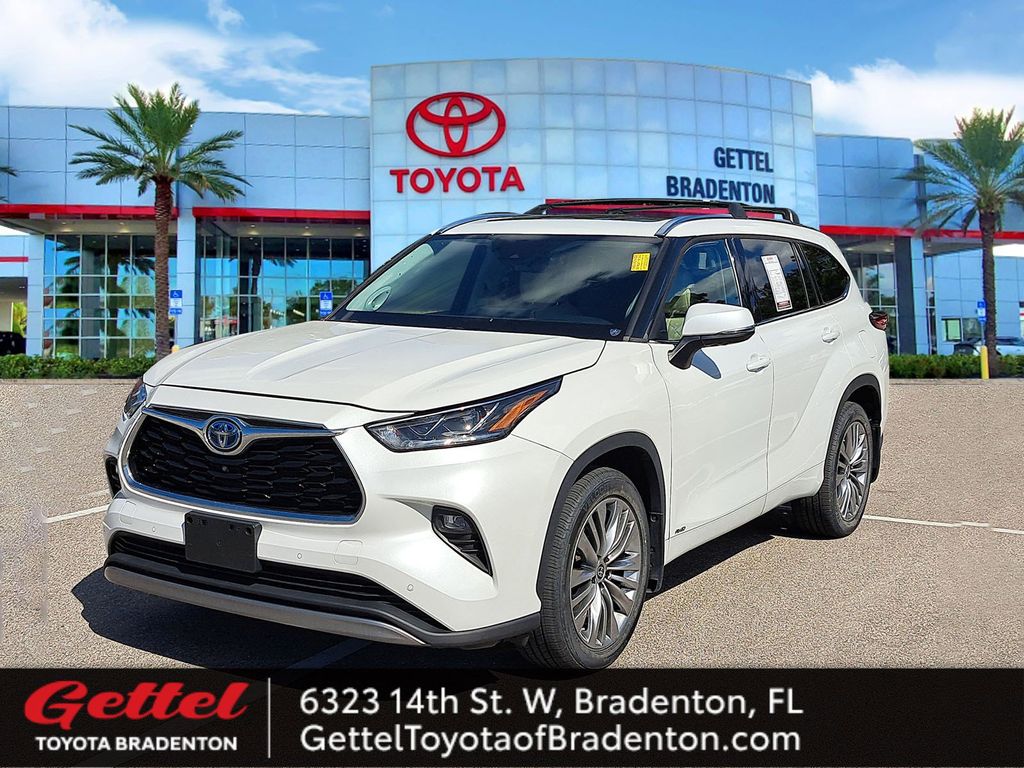 2022 Toyota Highlander Platinum's photo