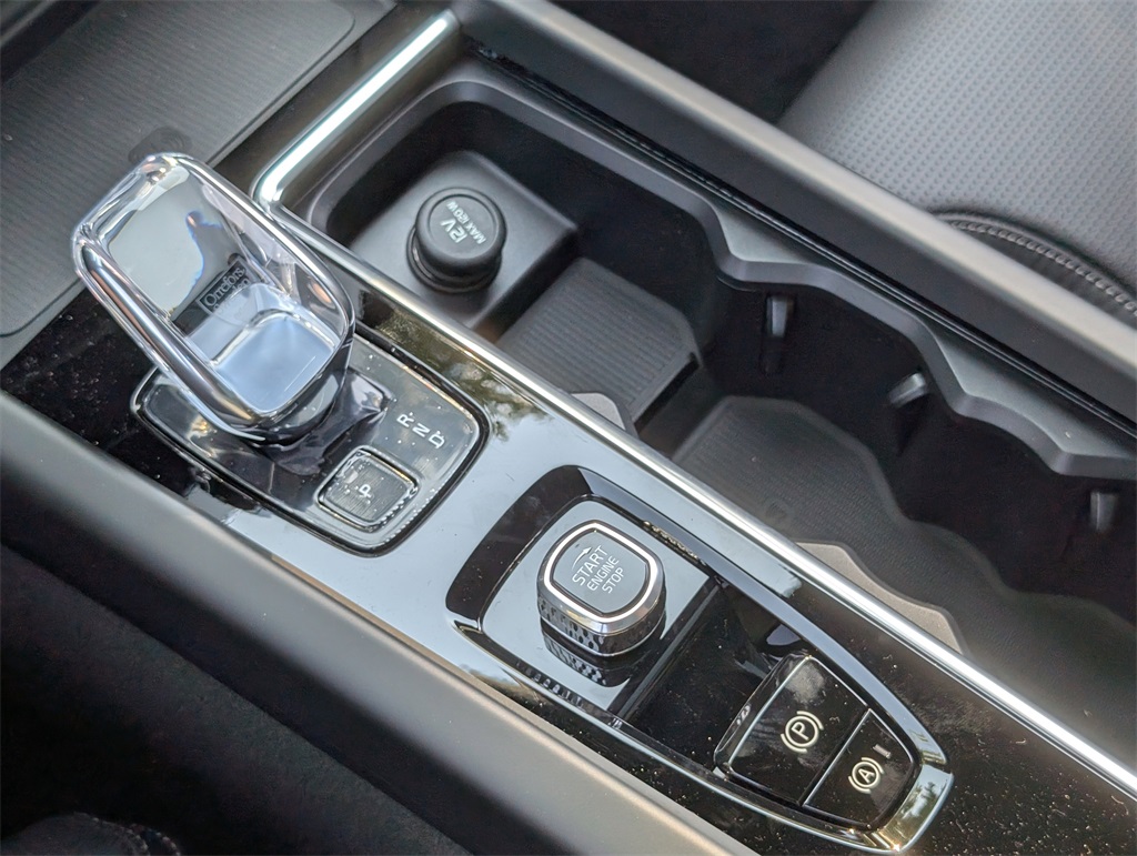 2026 Volvo XC60 B5 Black Edition photo 19