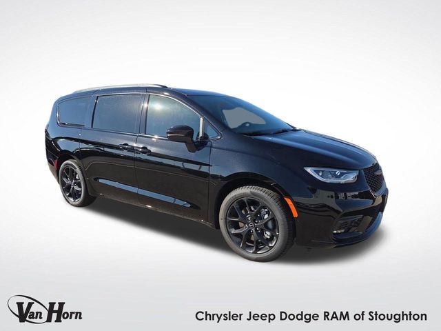 2026 Chrysler Pacifica Limited's photo