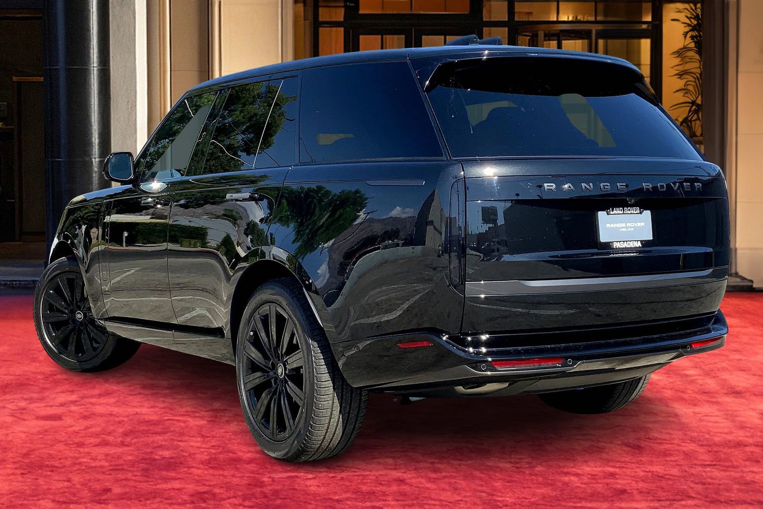 2025 Land Rover Range Rover SE photo 3