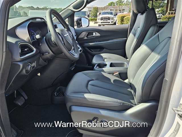 2025 Chrysler Voyager LX photo 5