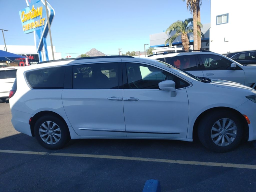2017 Chrysler Pacifica Touring L photo 2