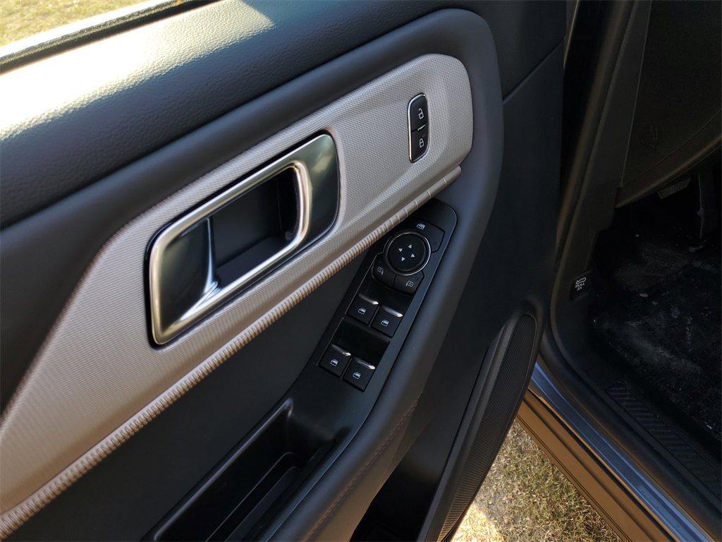 2025 Ford Explorer photo 6