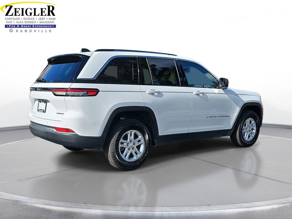 2023 Jeep Grand Cherokee Laredo photo 2