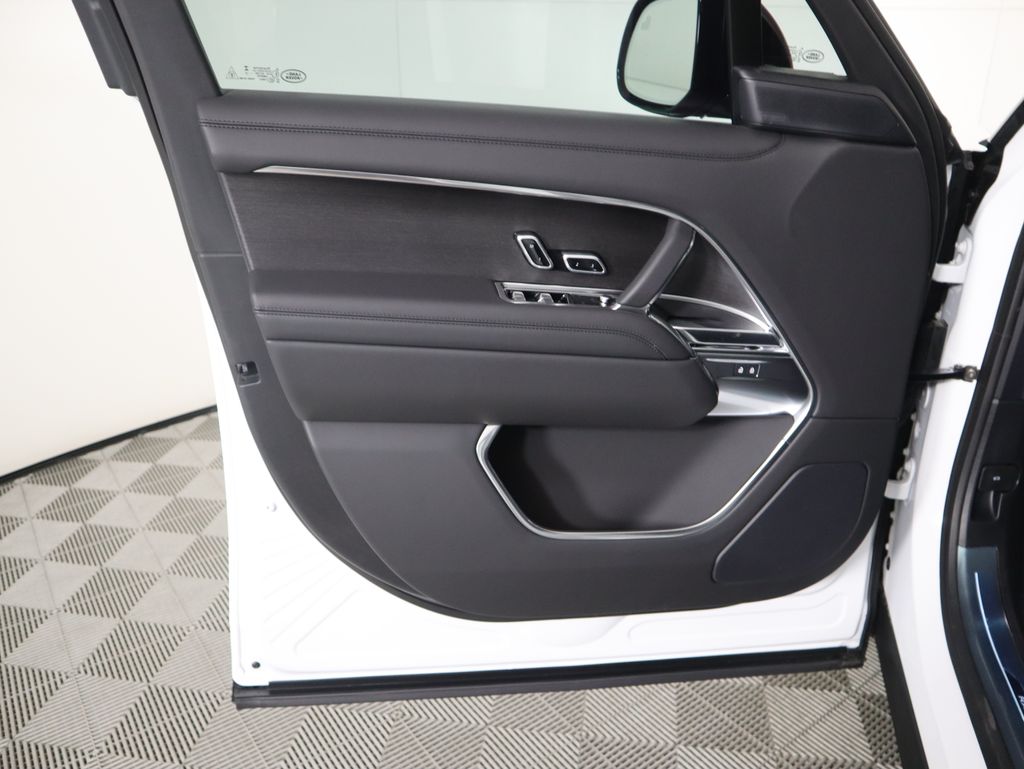 2025 Land Rover Range Rover SE photo 23