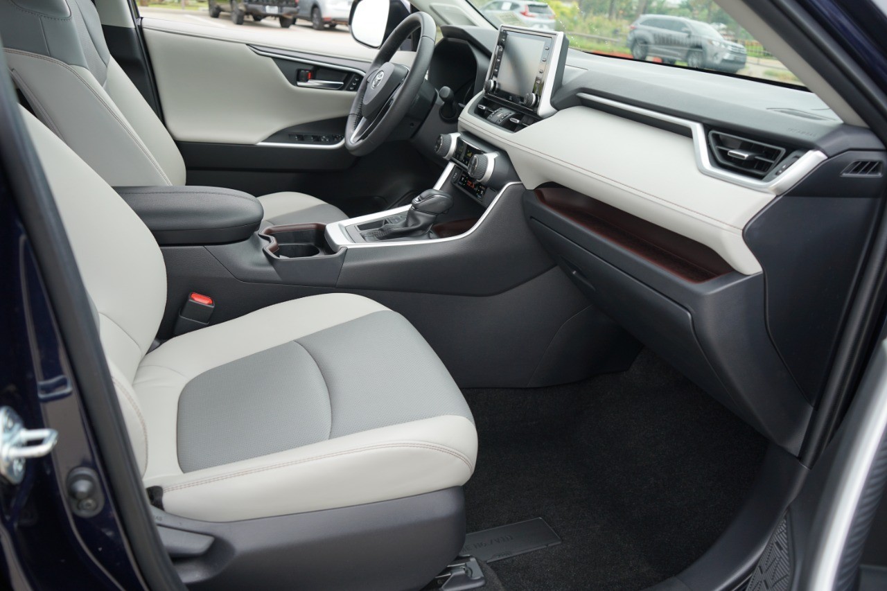2021 Toyota RAV4 Limited photo 10