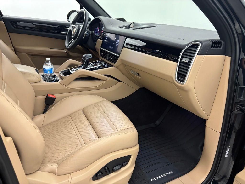 2022 Porsche Cayenne Base photo 18