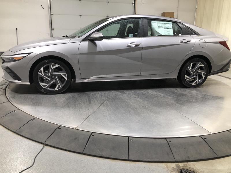 2025 Hyundai Elantra SEL Convenience photo 4