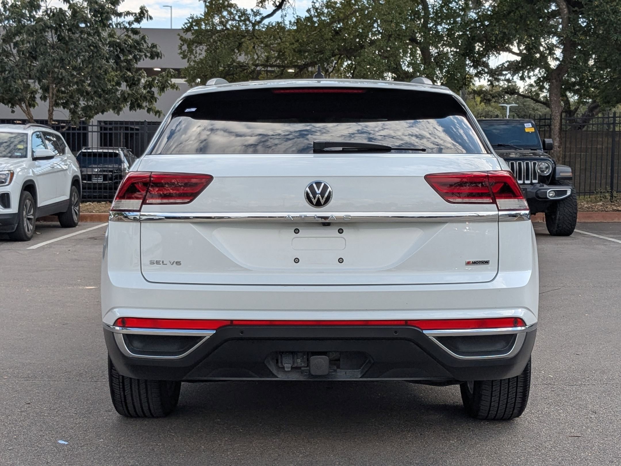 2022 Volkswagen Atlas Cross Sport V6 SEL photo 3