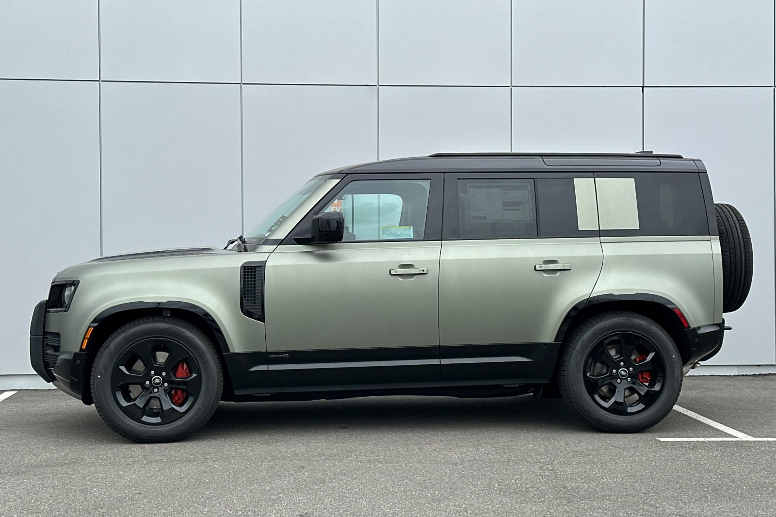 2025 Land Rover Defender 110 photo 2