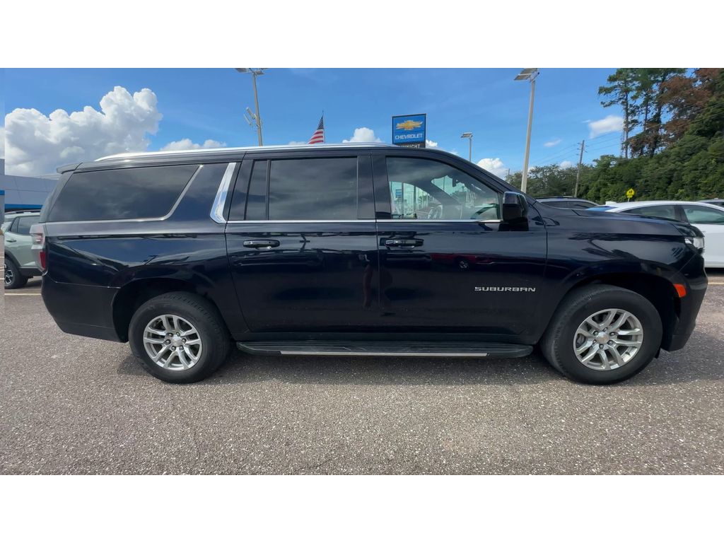 2023 Chevrolet Suburban LT photo 9