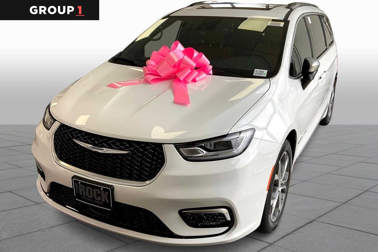 2026 Chrysler Pacifica Pinnacle's photo