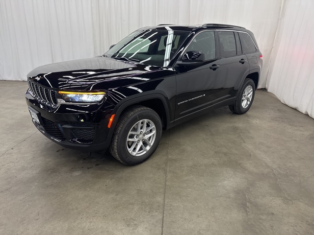 2025 Jeep Grand Cherokee Laredo Altitude photo 3