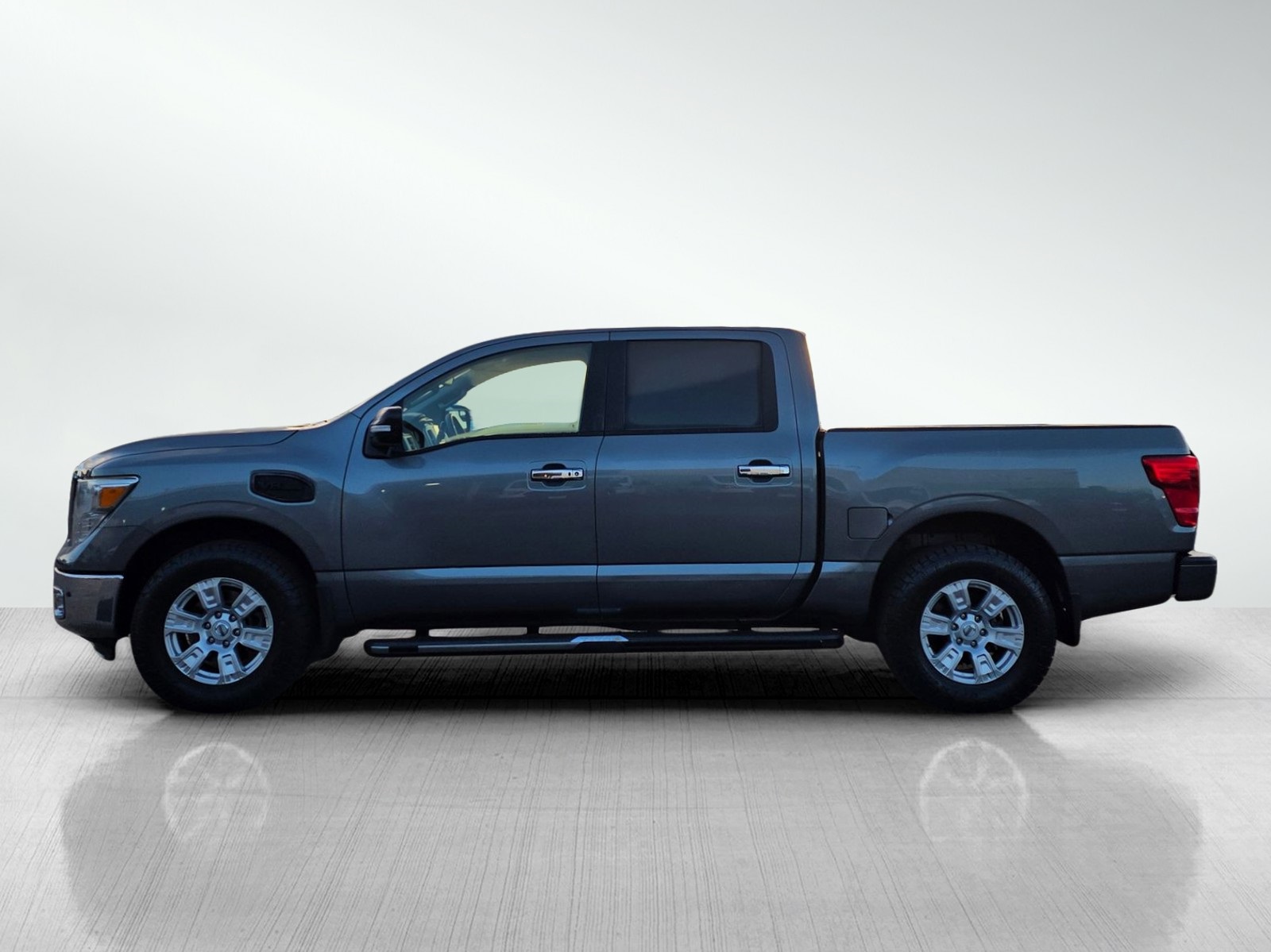 2017 Nissan Titan SV photo 4