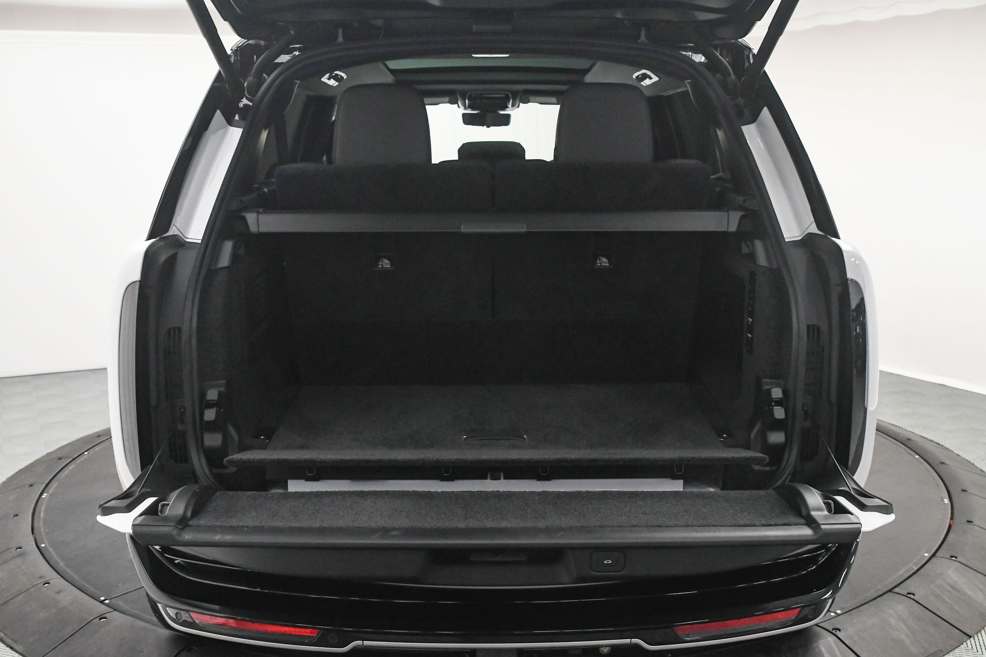 2025 Land Rover Range Rover SE photo 8
