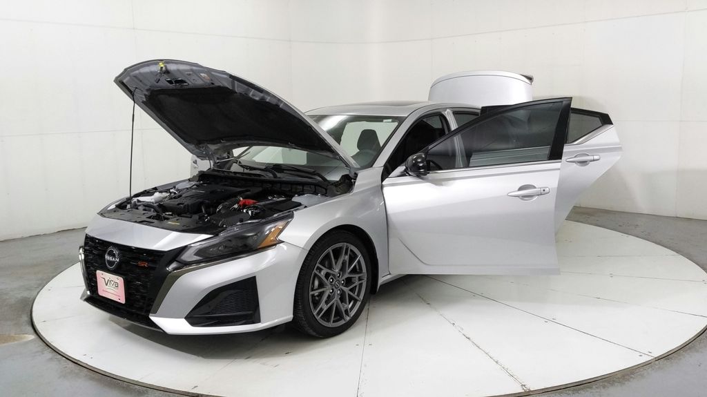 2024 Nissan Altima SR photo 9