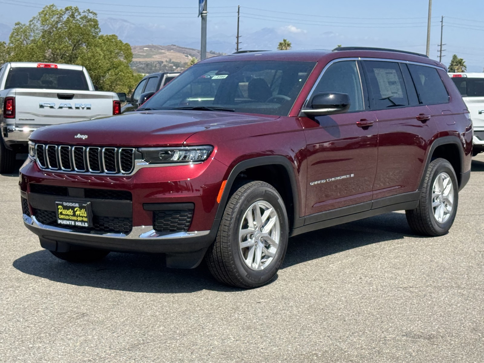 2025 Jeep Grand Cherokee Laredo photo 3