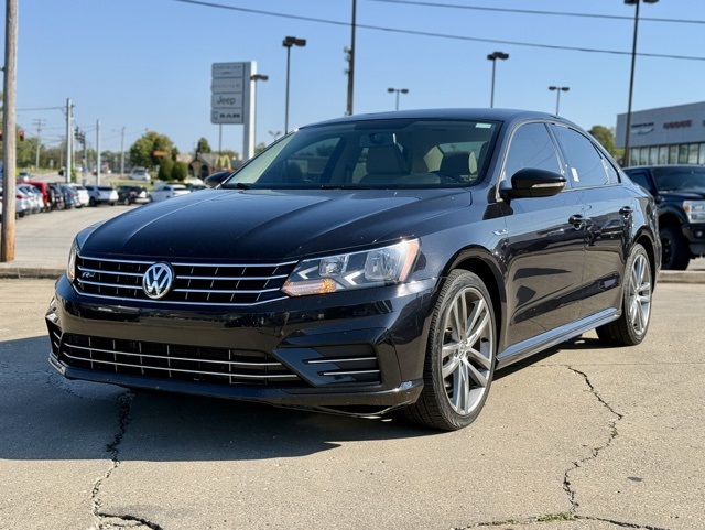 2018 Volkswagen Passat 2.0T R-Line photo 2