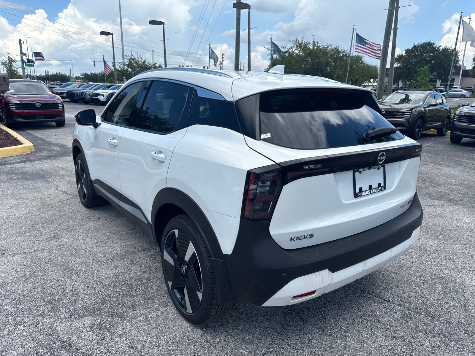 2025 Nissan Kicks SR photo 3