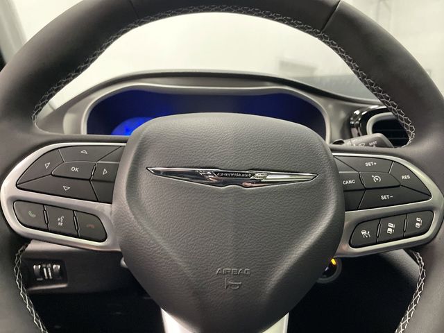 2025 Chrysler Pacifica photo 14