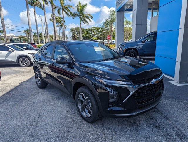 2025 Chevrolet Trax LT photo 2