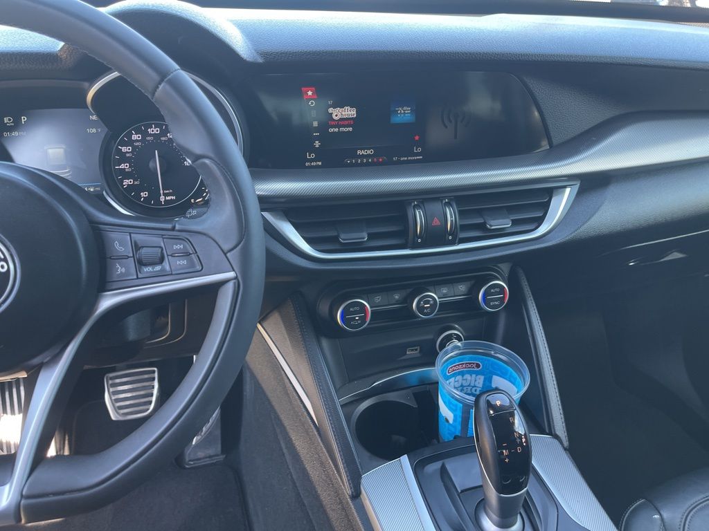 2018 Alfa Romeo Stelvio Base photo 21