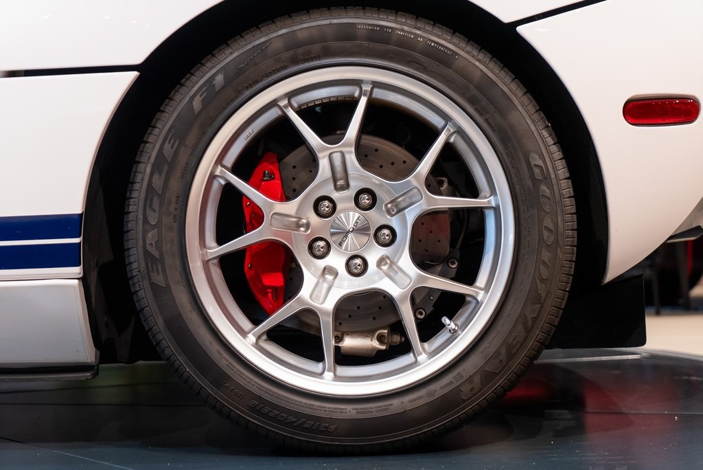 2005 Ford GT Base photo 16