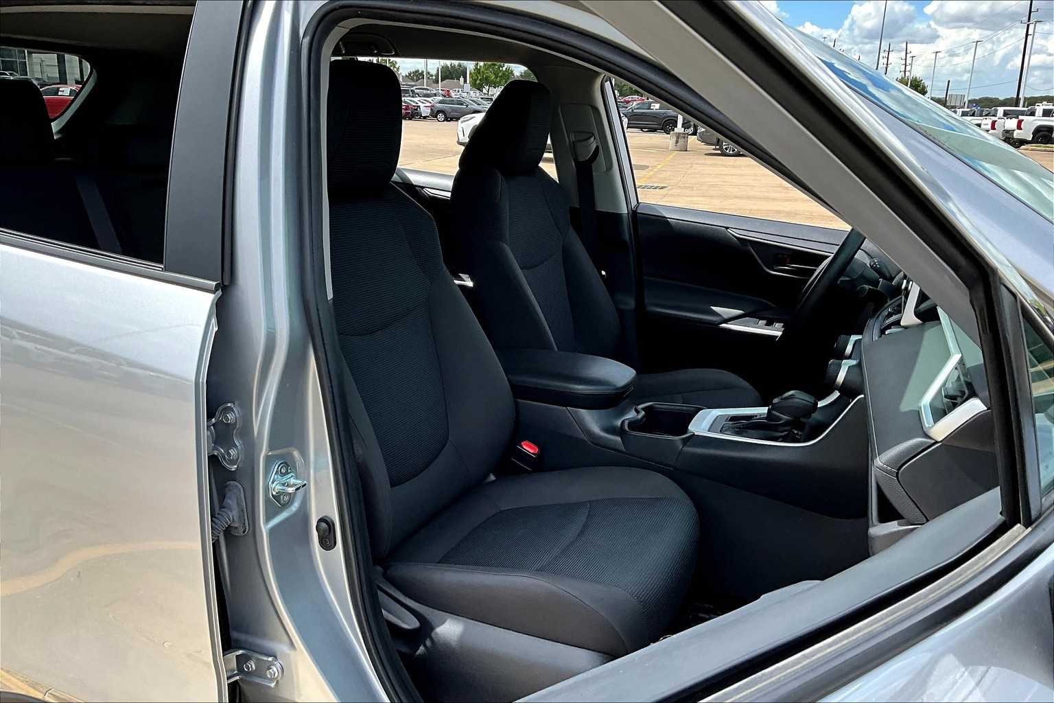2024 Toyota RAV4 LE photo 8