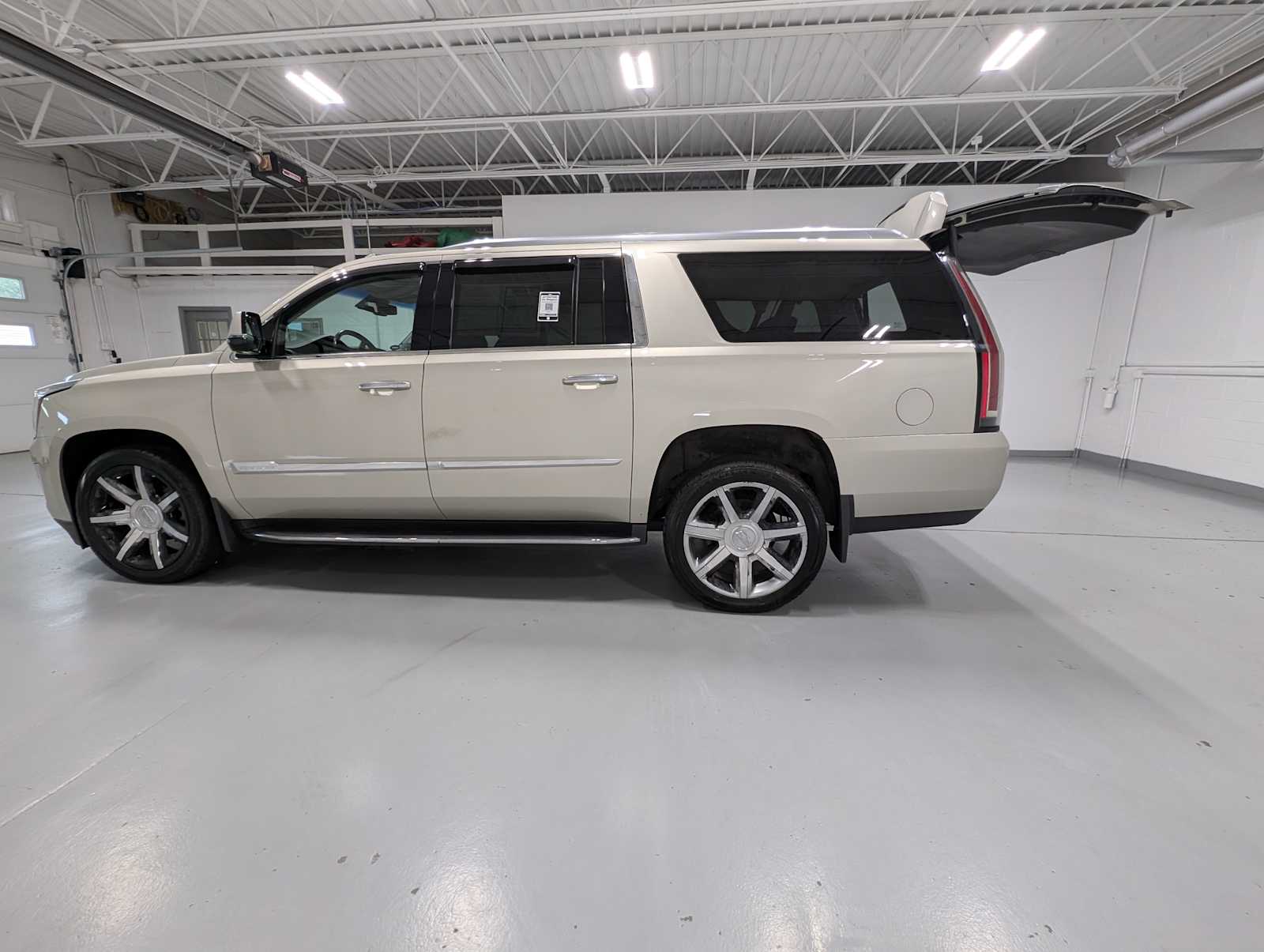 2016 Cadillac Escalade ESV Premium photo 11