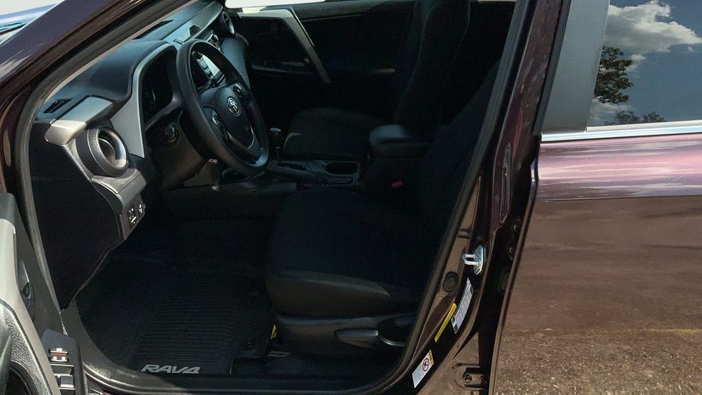 2018 Toyota RAV4 LE photo 9