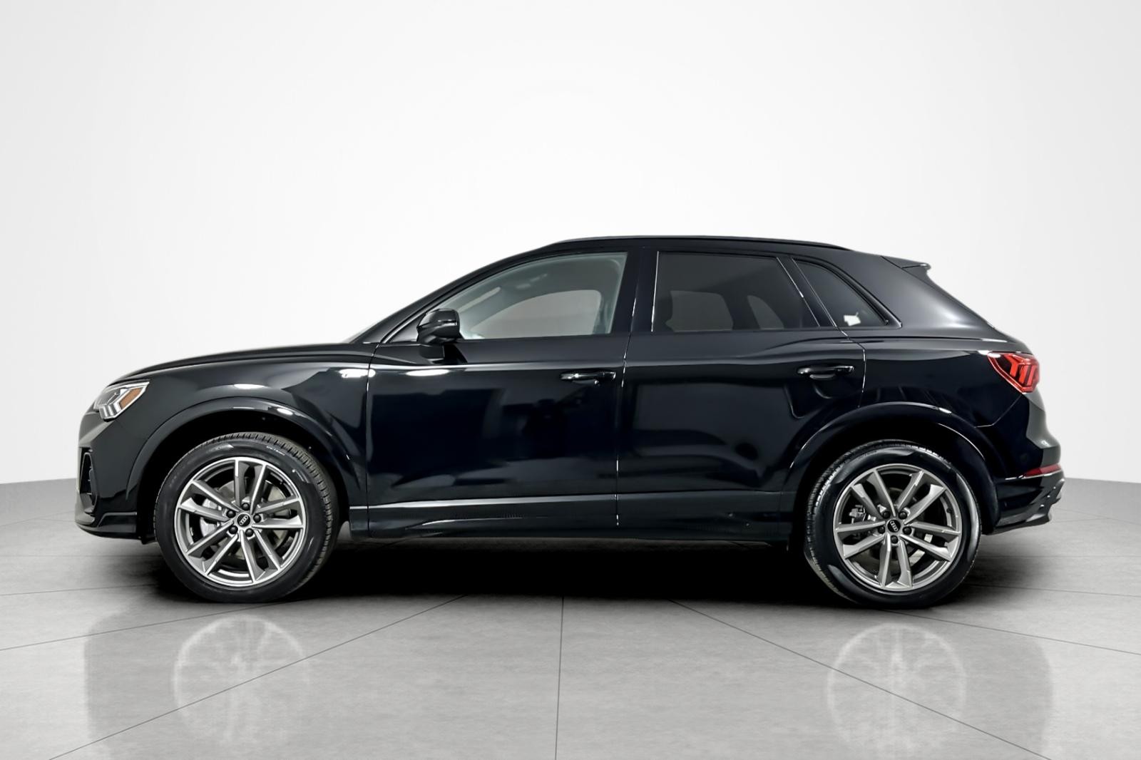 2025 Audi Q3 S line Premium 45 TFSI photo 2