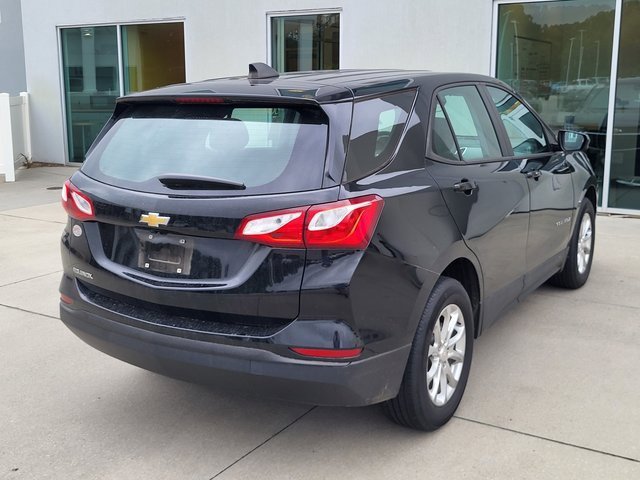 2021 Chevrolet Equinox LS photo 2