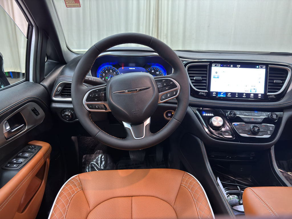 2026 Chrysler Pacifica Pinnacle photo 16