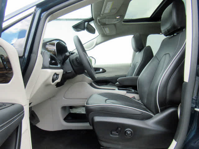 2024 Chrysler Pacifica Limited photo 3