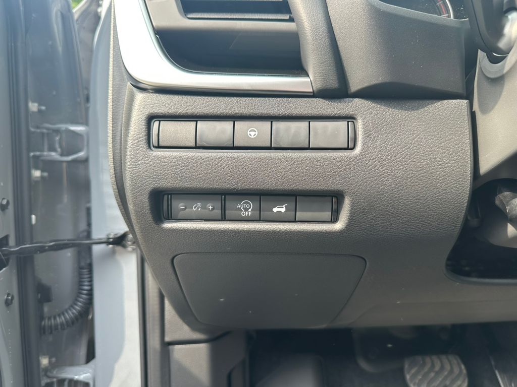 2026 Nissan Rogue SV photo 8