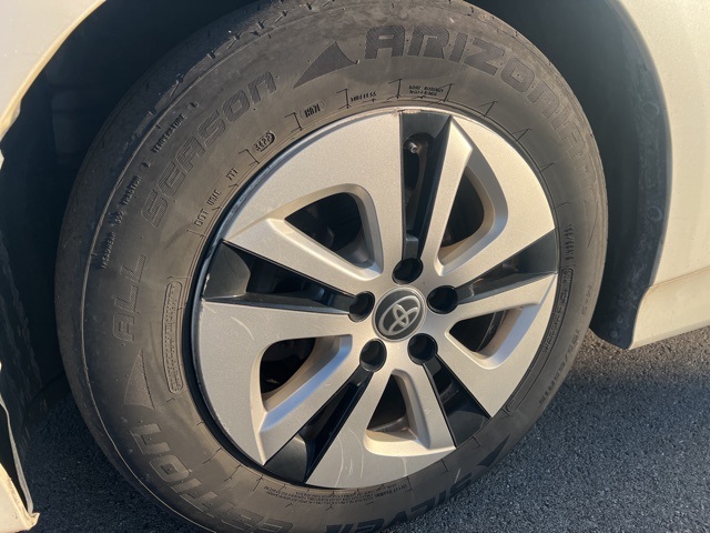 2016 Toyota Prius Four photo 9