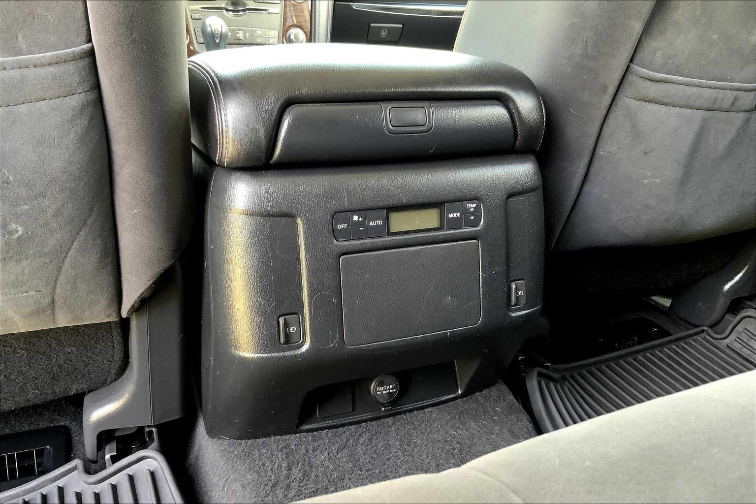 2019 Nissan Armada SV photo 30