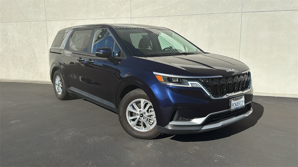 2023 Kia Carnival LX's photo