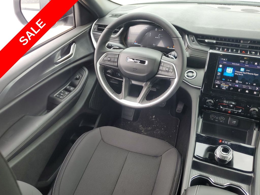 2025 Jeep Grand Cherokee Laredo Altitude photo 15