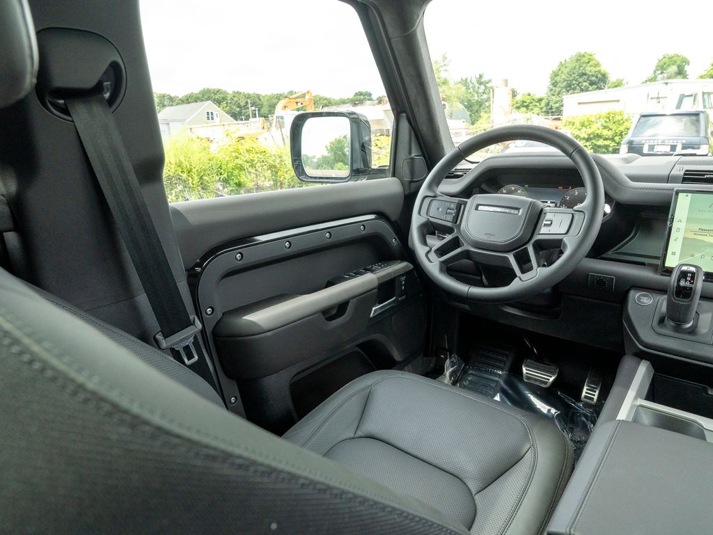 2025 Land Rover Defender 130 V8 photo 17