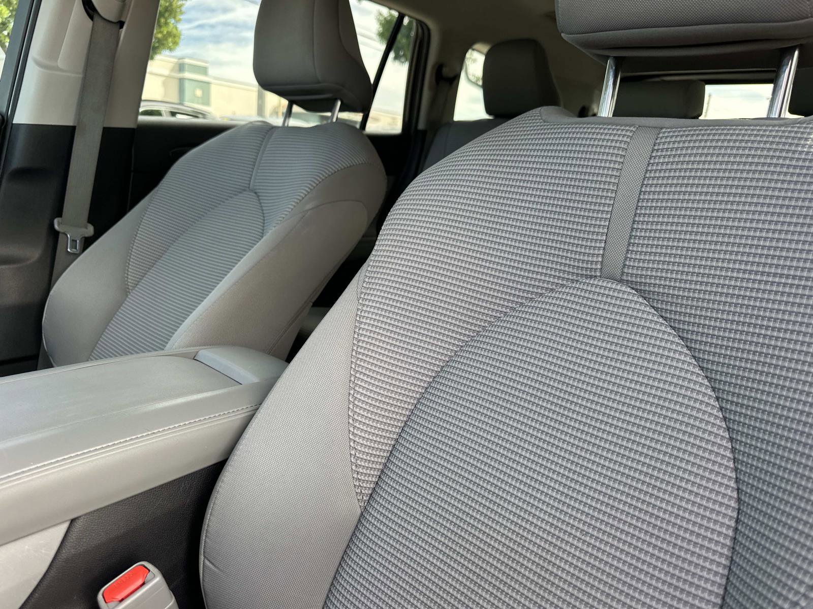2022 Toyota Highlander LE photo 17