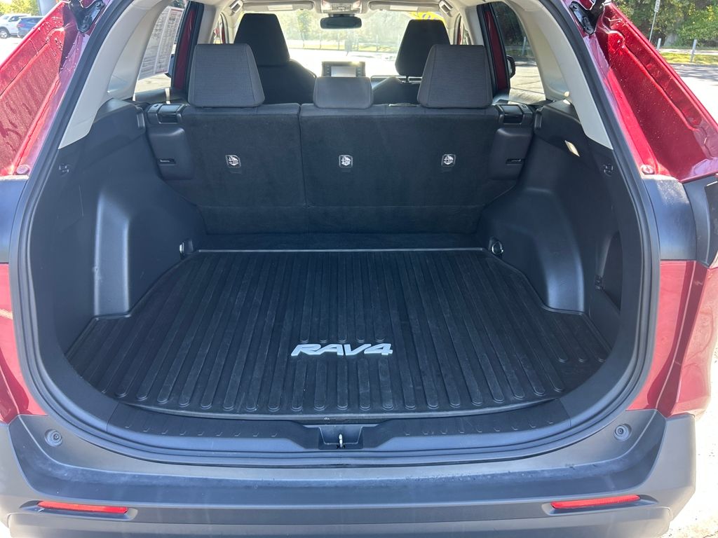 2022 Toyota RAV4 LE photo 25