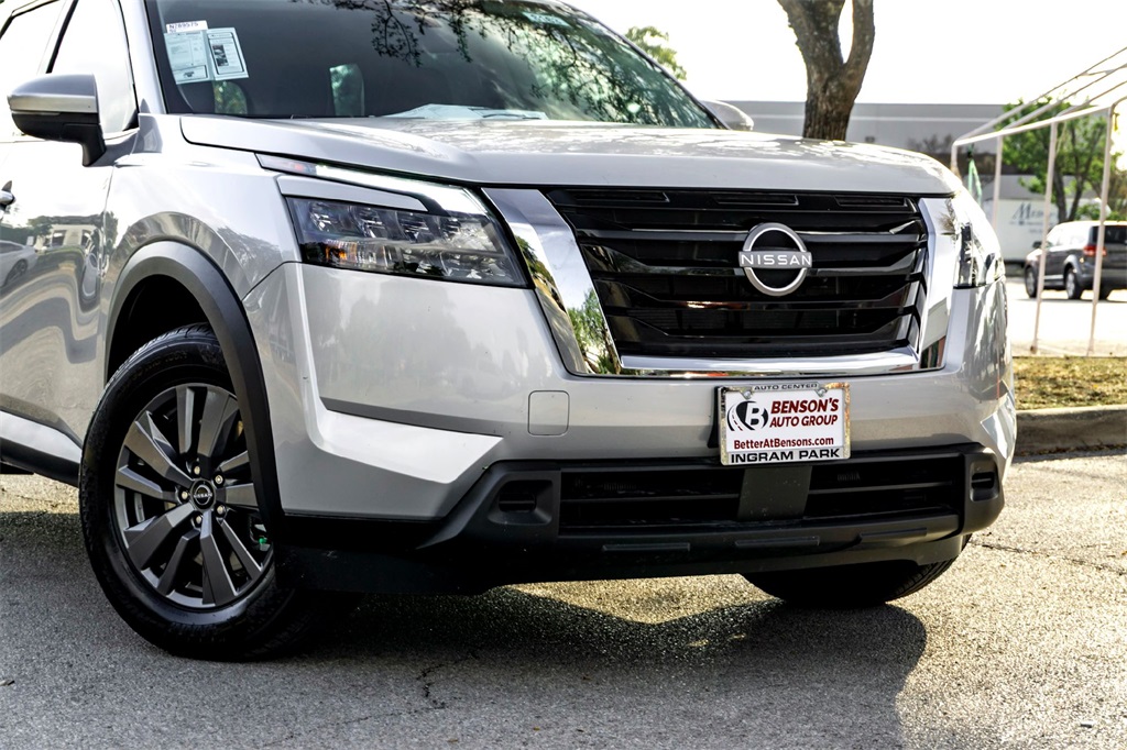 2025 Nissan Pathfinder SV photo 2